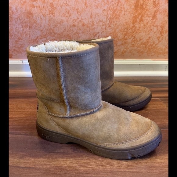 🍁SALE🍁UGG Women’s Leather Winter Boots Size 6 - Picture 1 of 11